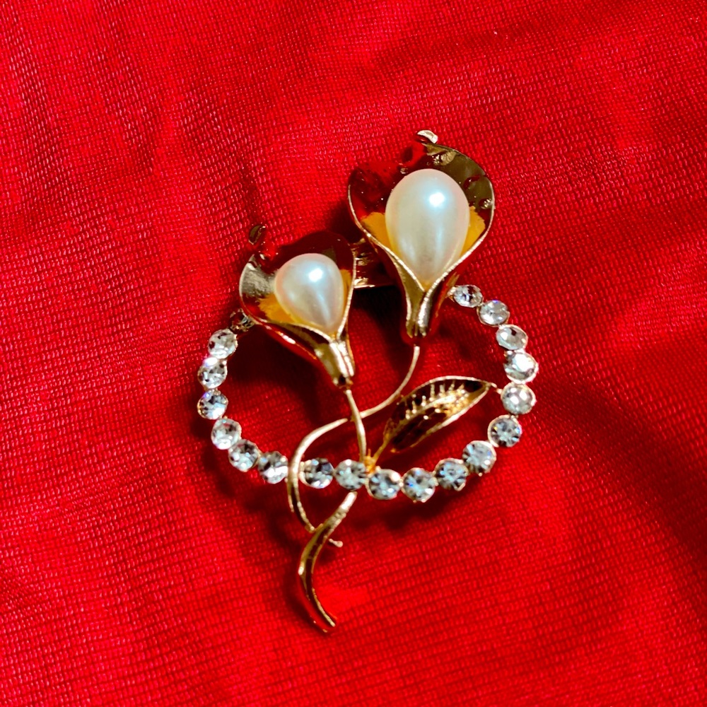Fashion Pearls Brooch gold Plated With Rhinestone